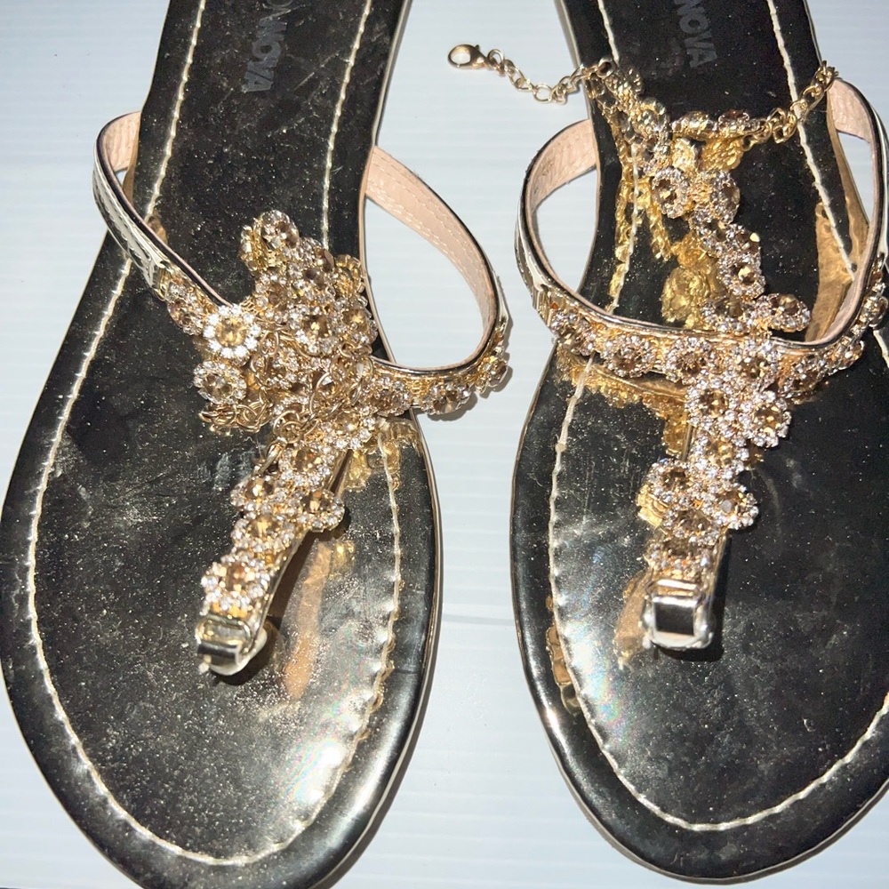 Fashion Nova gold sandals that connects around ankle size 9